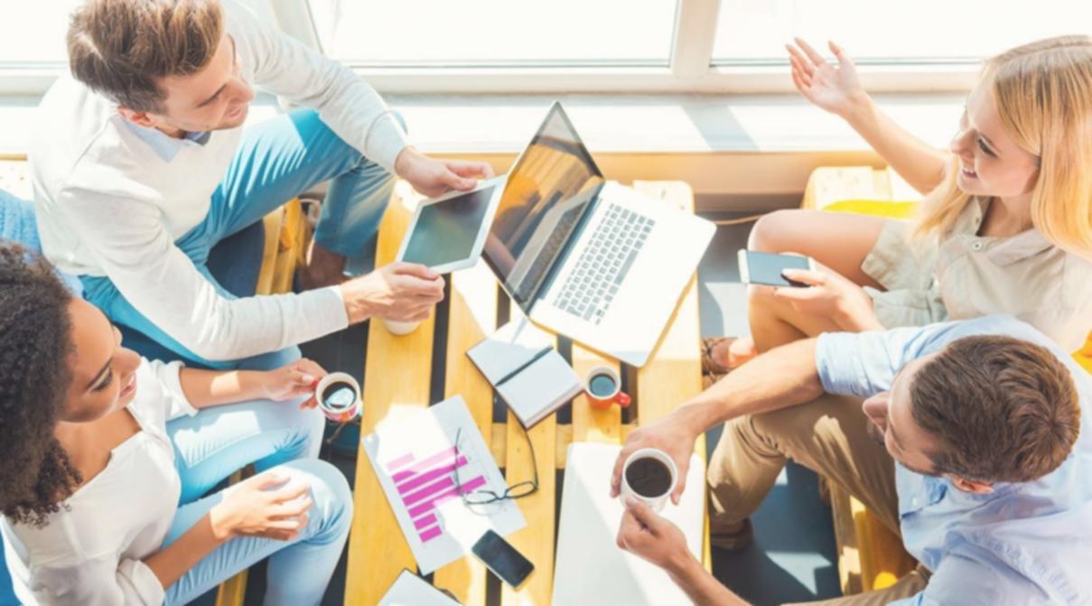 Lernende arbeiten gemeinsam an einem Kurs auf der Veloranthea-Plattform