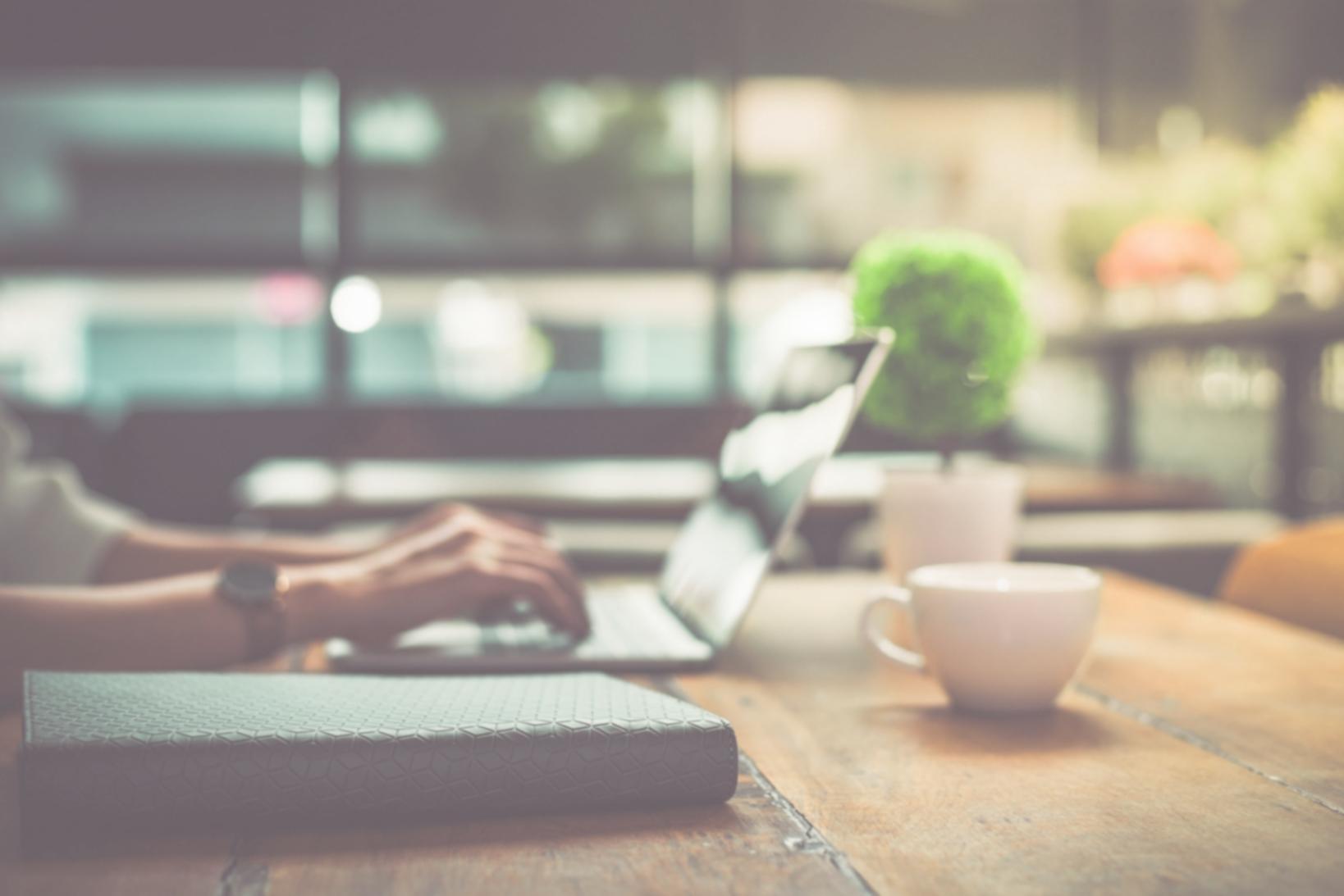 Lernende beim Einzelgespräch mit einer Veloranthea-Lehrkraft